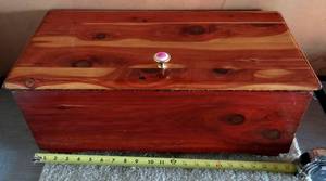 lot 101 image: BEAUTIFUL WOODEN CHEST WITH ORNATE MATERIAL LINING