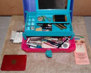 lot 116 image: CUTE MULTI TRAY MAKEUP BOX WITH CONTENTS