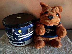 lot 121 image: DALLAS COWBOYS COLLECTORS LOT - LARGE TIN AND BATTERY POWERED DOG - UNTESTED