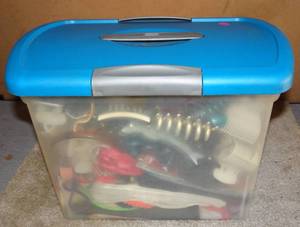 lot 126 image: LARGE TOTE OF WOMENS HAIR CLIPS