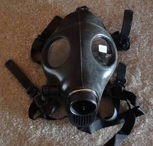 lot 290 image: RUBBER GAS MASK