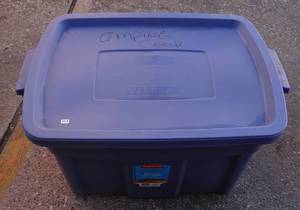 lot 293 image: RUBBERMAID 25 GALLON STORAGE TOTE WITH LID