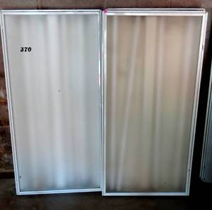 lot 370 image: METAL SHOP LIGHTS - JUST PULLED FROM WORKING WAREHOUSE - WITH BULBS (2 X 4)