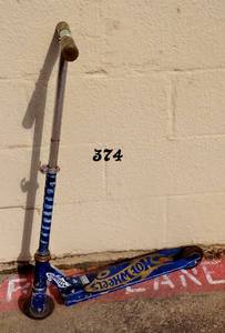 lot 374 image: HOT WHEELS FOOT POWERED SCOOTER