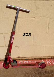 lot 375 image: PINK RAZOR FOOT POWERED SCOOTER