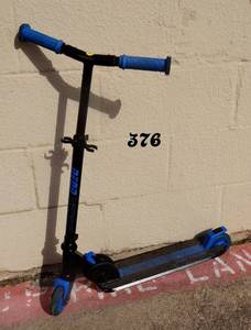 lot 376 image: Yvolution Neon Vector Kick Scooter, Blue