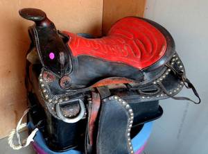 lot 105 image: Western Saddle - appears complete with straps and stirrups