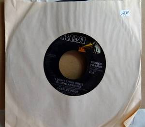 lot 104 image: 45 RECORD 7- CHARLEY PRIDE - I DONT THINK SHES IN LOVE ANYMORE