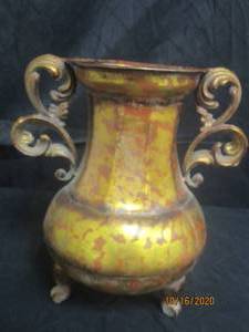 lot 770 image: VINTAGE METAL LEG VASE&nbsp