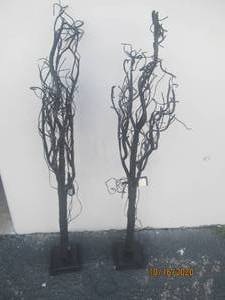 lot 796 image: TOTAL OF 2 CURLY BLACK TREE WITH ADAPTERS 56 H&nbsp