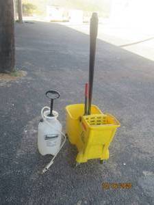 lot 800 image: RUBBERMAID MOP BUCKET ,&nbsp RUBBERMAID MOP HANDLE ,AND SPECTRACIDE SPRAYER&nbsp
