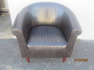 lot 801 image: LEATHER ARM TUB CHAIR&nbsp