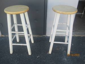 lot 802 image: TOTAL OF 2 WOOD BAR STOOLS&nbsp