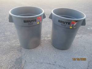 lot 808 image: TOTAL OF 2 BRUTE RUBBERMAID 32GAL TRASH CANS&nbsp