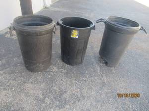 lot 809 image: TOTAL OF 3 -32GAL TRASH CANS&nbsp