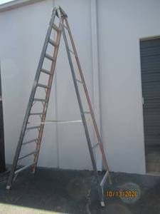 lot 756 image: 12 FT FIBERGLASS  PLATFORM LADDER&nbsp
