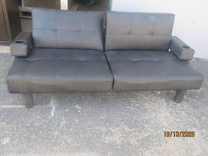 lot 757 image: DOREL HOME TUFTED SPLIT BACK BLACK LEATHER SOFA BED FUTON WITH CUP HOLDERS&nbsp