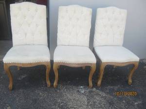 lot 762 image: TOTAL OF 3 TUFTED BACK WHITE UPHOLSTERED NAILHEAD TRIM DINING CHAIRS&nbsp