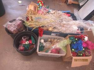 lot 840 image: GENEROUS AMOUNT OF CHRISTMAS DECOR&nbsp