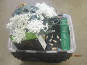 lot 850 image: GENEROUS AMOUNT OF CHRISTMAS LIGHTS&nbsp ( TOTE NOT INCLUDED )