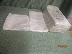 lot 854 image: GENEROUS AMOUNT OF WHITE CLOTH NAPKINS&nbsp