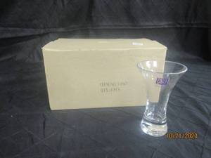 lot 858 image: TOTAL OF 6 BX GLASS 5H BUD VASES&nbsp