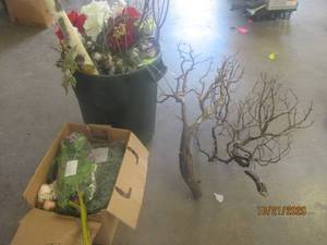 lot 908 image: HOME DECOR&nbspBRANCH&nbsp DECOR , ARTIFICIAL FLOWERS , VINES , AND MORE&nbsp