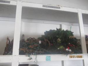 lot 912 image: SHELF OF ASSORTED WREATHS&nbsp