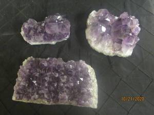 lot 915 image: TOTAL OF 3 LARGE RAW AMETHYST CRYSTAL QUARTZ STONES&nbsp