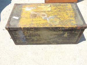 lot 26 image: Footlocker 16x31x13