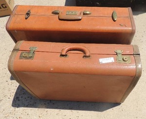 lot 9 image: 2 VINTAGE SAMSONITE light orange suitcases with locks.
