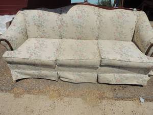 lot 11 image: Broyhill floral couch wooden back curve shape 34x32x84