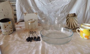 lot 51 image: Musical note spoons x 4, 2 clear vases handmade wall silverware holder, glass pie plate, 4 yellow coffee cups