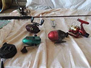 lot 73 image: Shakespeare fishing rod x 3,   South bend reel,  Micro cast reel,  Montis open face ree, l Zebco reel and fish scale