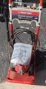 lot 57 image: Troy built pressure washer 2200 max PSI 3 tips 1 wand 5.0 briggs & Stratton model #020292 color red