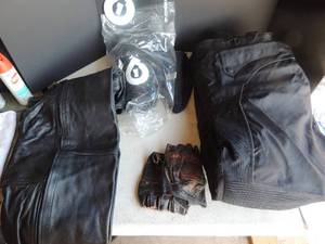 lot 107 image: NEW RIOT Knee pads, Jafrum XL motercycle protect pants, Large black leather mens chaps