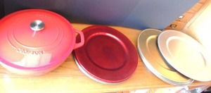 lot 84 image: CROFTON  5 qt. covered Roaster,  assorted 10 christmas platters assorted 12 silver and gold