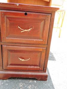 lot 25 image: Wooden 2 drawer filing cabinet 30x21x25