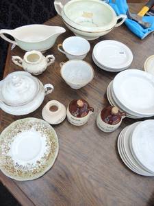 lot 44 image: Lot of assorted china- Romantic England, Johnson brothers, Bavarian and Nortaki