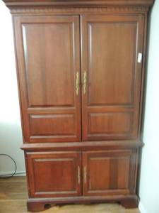 lot 18 image: Brown Wooden ENTERTAINMENT CABINET, OR COULD BE USED AS A COMPUTOR DESK 76H 43w x 22 deep