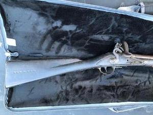 lot 115 image: PRE CIVIL WAR CONTACT FLINT LOCK MUSKET Unknown Maker -, HAS ROD WITH - 28 BARREL -32 TOTAL LENGTH IS 47 BRASS BUTT PLATE, HAS PATINA , STOCK HAS A FEW CRACKS