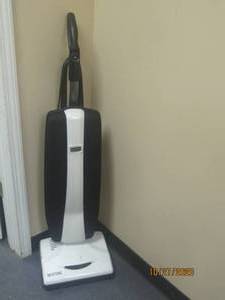 lot 10 image: MAYTAG VACUUM