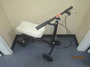 lot 11 image: GOPLUS STEERABLE KNEE WALKER&nbsp