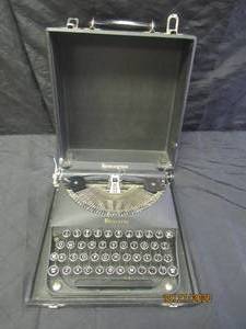 lot 27 image: VINTAGE REMINGTON REM ETTE&nbsp PORTABLE TYPEWRITER WITH CASE&nbsp