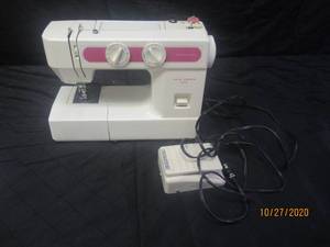 lot 33 image: NEW HOME SEWING MACHINE&nbsp