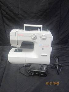 lot 36 image: SINGER SEWING MACHINE&nbsp&nbsp(POWER ON )