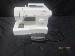 lot 37 image: SINGER SEWING MACHINE ( POWER ON )