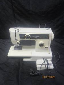 lot 40 image: KENMORE 10 STITCH&nbsp SEWING MACHINE 1249380&nbsp&nbsp( POWER ON)