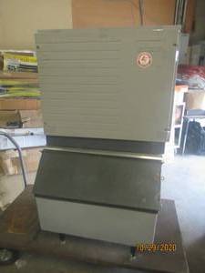 lot 70 image: SCOTSMAN 1000LB ICE MACHINE AND BIN NEEDS CLEANING