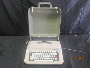 lot 90 image: UNDERWOOD 319 TYPEWRITER